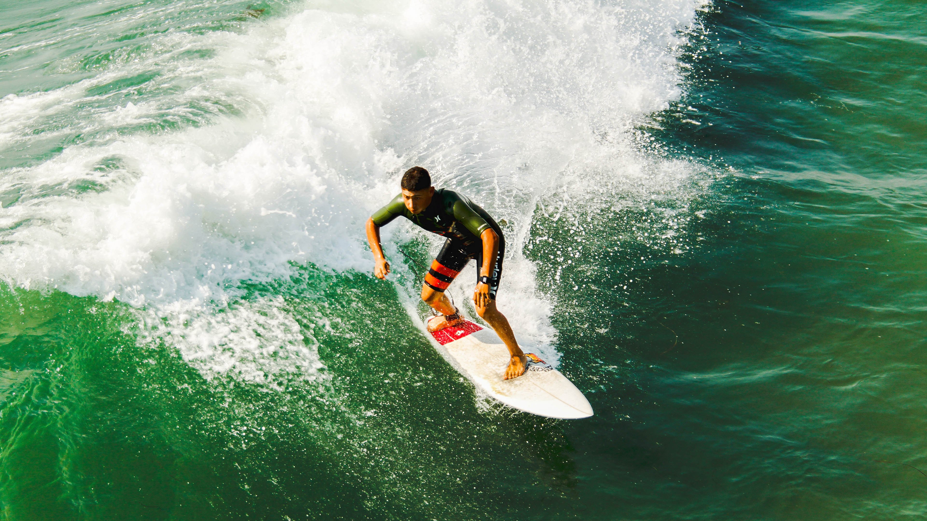 英超激战不断：精彩场面引爆全场观众！，英超集锦视频